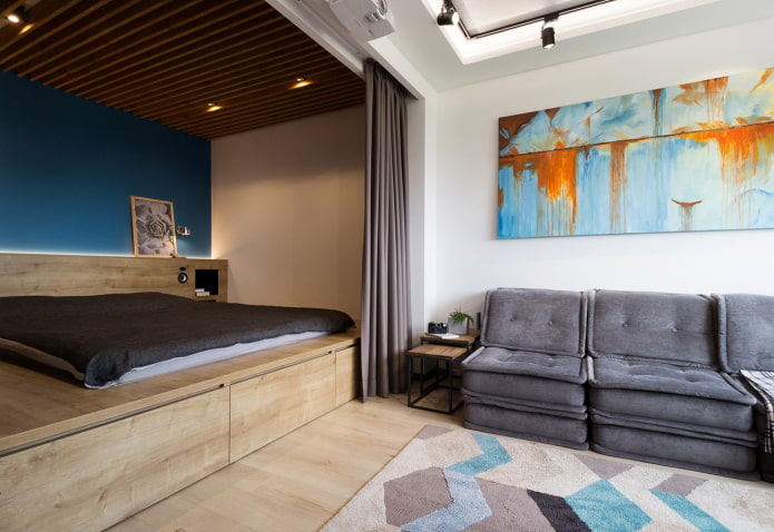 bed op een podium in het interieur van de woonkamer