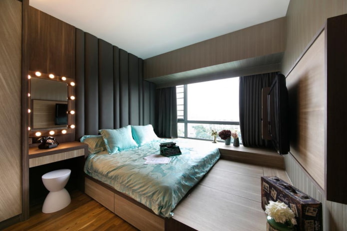 bed op een podium in het slaapkamerinterieur