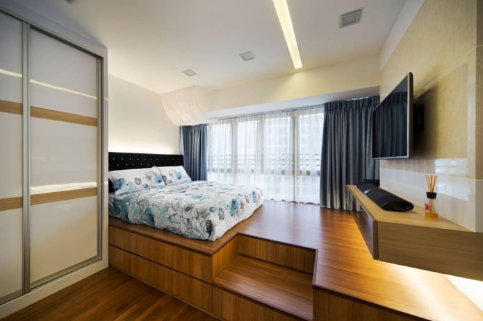 bed op een podium in het slaapkamerinterieur