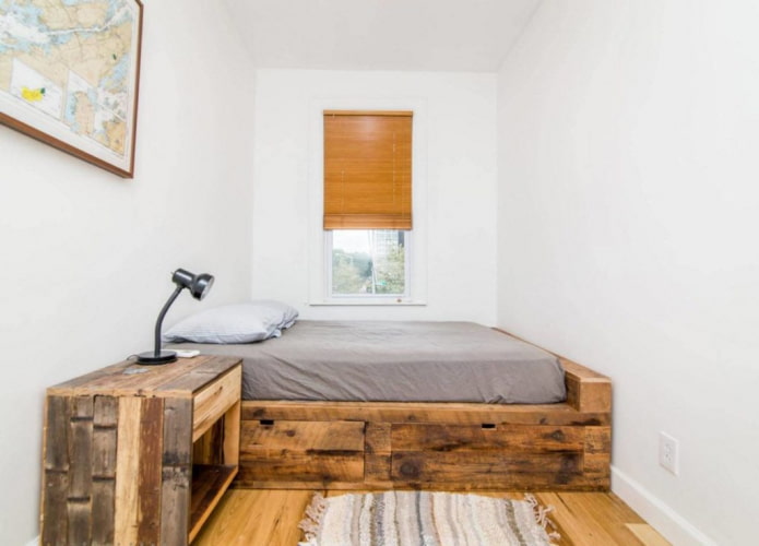 bed op een podium in een kleine kamer