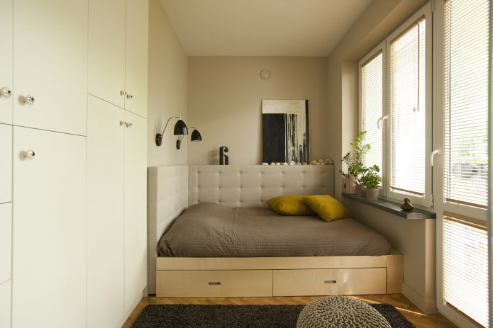 bed op een podium in een kleine kamer