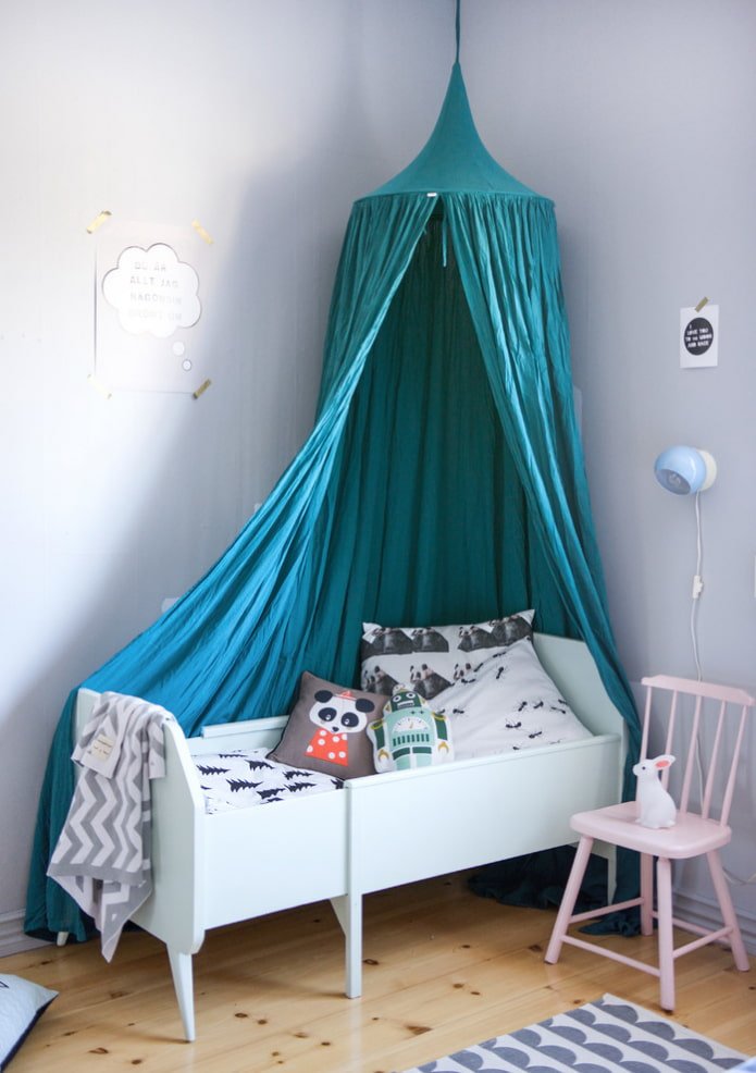 hemelbed met dichte draperie