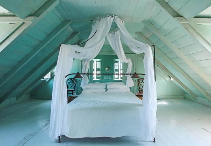 Turquoise slaapkamer met baldakijn