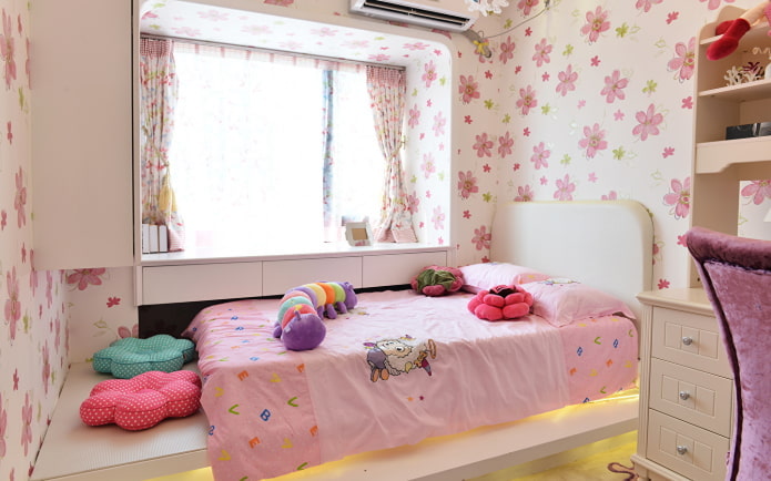 kinderkamer met een bed bij het raam