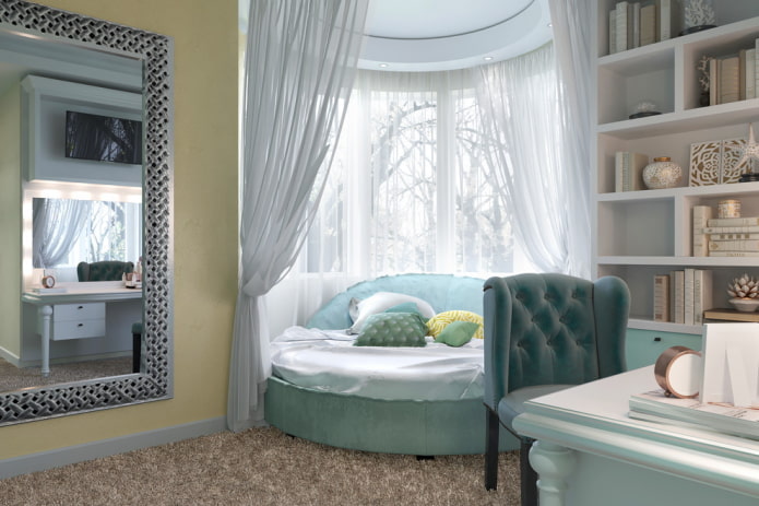 bed in een ronde erker