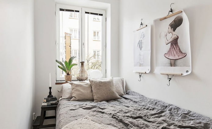 bed in een smalle kamer