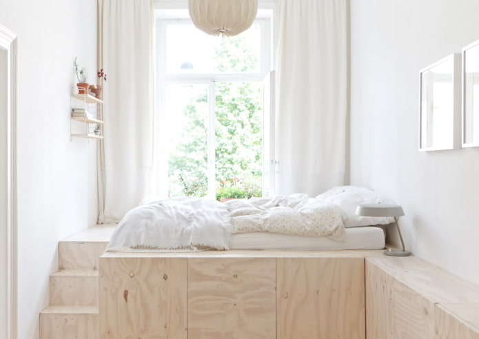 bed op een podium