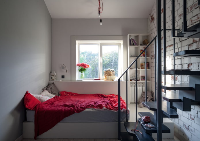 bed in een klein appartement met twee verdiepingen