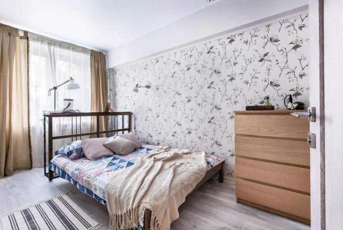 bed met hoofdeinde bij het raam