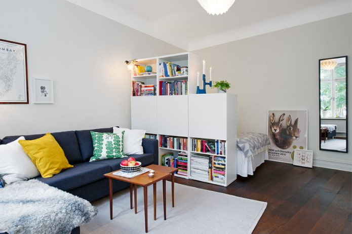De woonkamer en het bed indelen voor een tiener