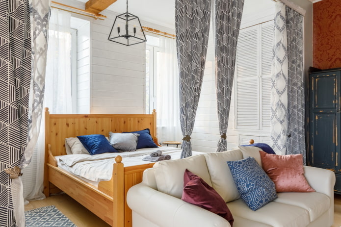 Bed gescheiden door gordijnen