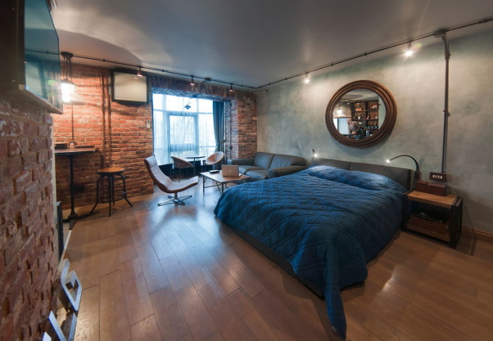 Groot tweepersoonsbed in de woonkamer