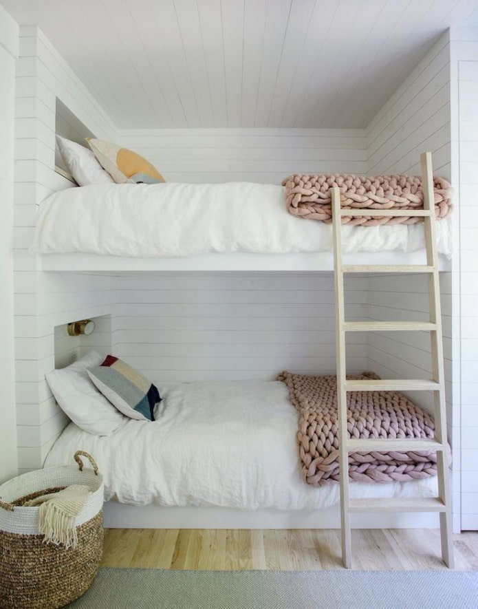 nis met een stapelbed in het interieur
