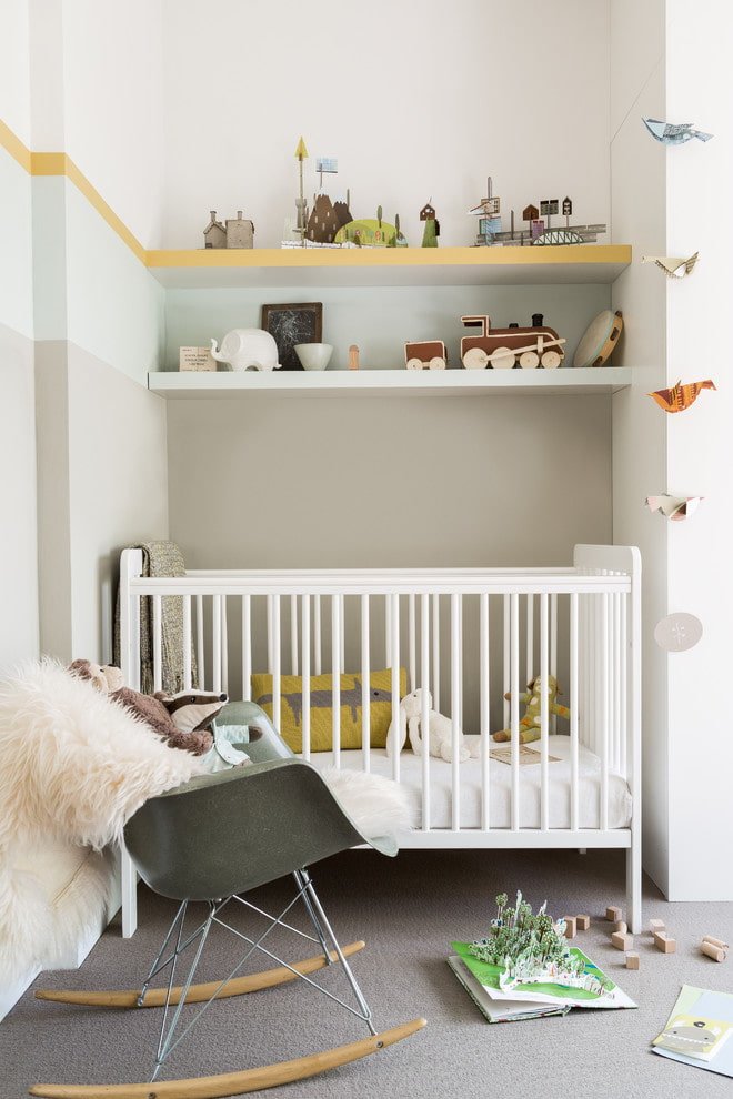 nis met kinderbedje in het interieur