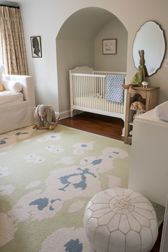 nis met babybedje in het interieur