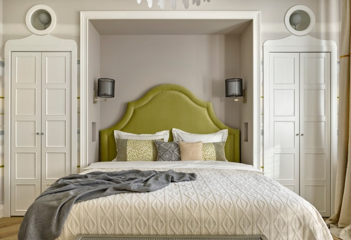 kledingkasten in een nis met een bed in het interieur