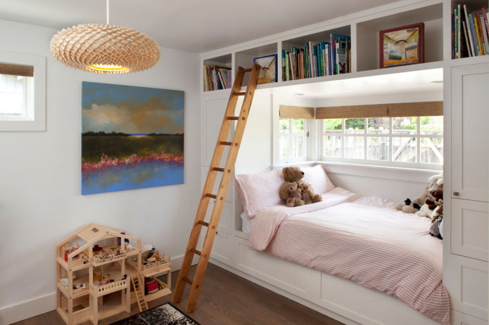 nis met een bed bij het raam in het interieur