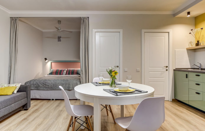 nis met een bed in het interieur van de studio