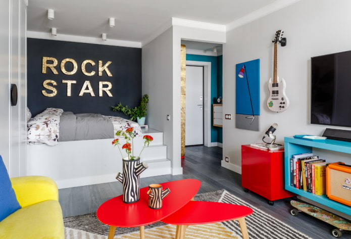 nis met een bed in een eenkamerappartement