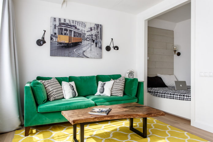 nis met een bed in een eenkamerappartement