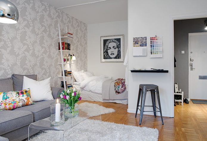 nis met een bed in een eenkamerappartement