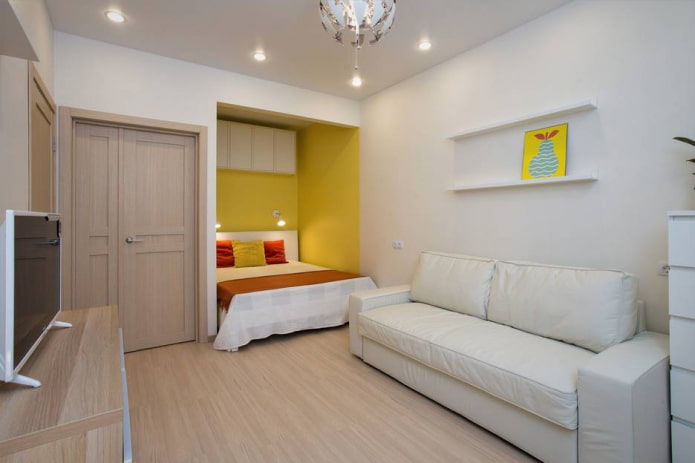 nis met een bed in een eenkamerappartement