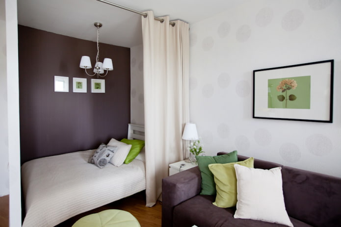 nis met een bed in een eenkamerappartement