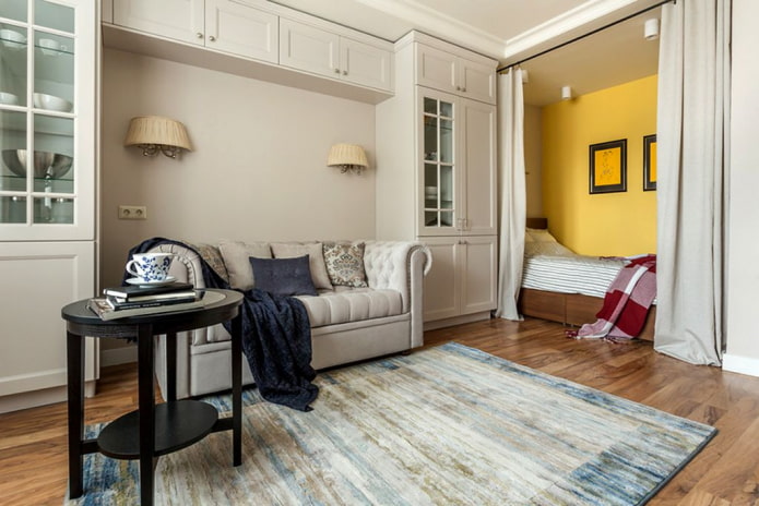 nis met een bed in het interieur van de woonkamer