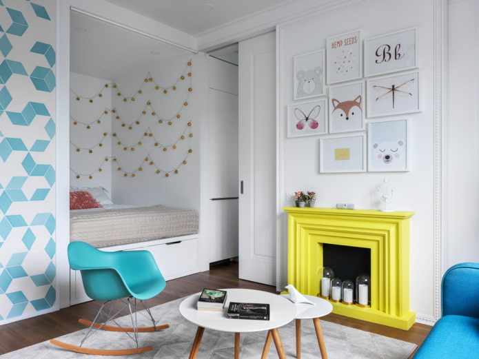 nis met een bed in de hoek in het interieur