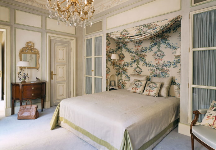 nis met een bed in het interieur in een klassieke stijl