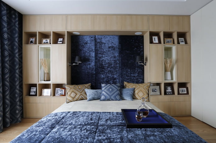 nis met een bed in het slaapkamerinterieur