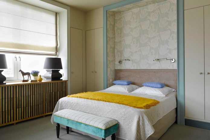 nis met een bed in het slaapkamerinterieur
