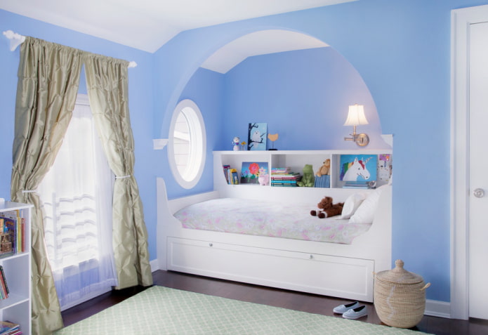 nis met een bed in het interieur van de kinderkamer