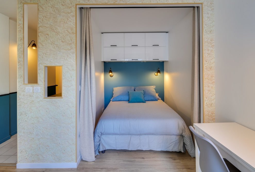 nis met een bed in het interieur van het appartement