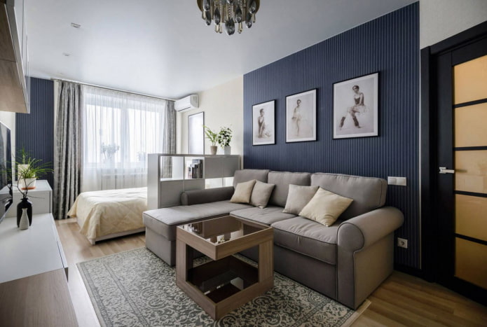 bank met een bed in een eenkamerappartement
