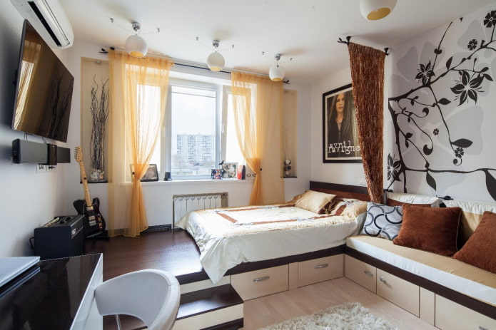 bed op een podium in een eenkamerappartement