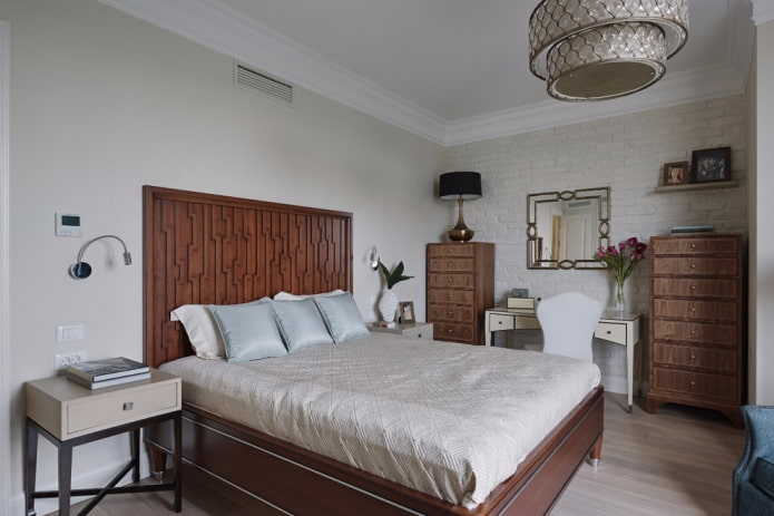 houten bed in het slaapkamerinterieur