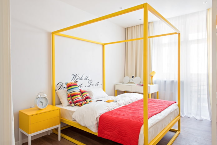geel bed in het slaapkamerinterieur