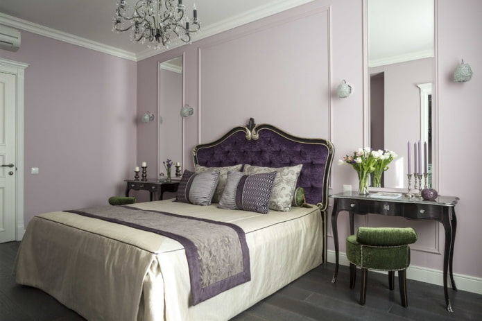 paars bed in het slaapkamerinterieur