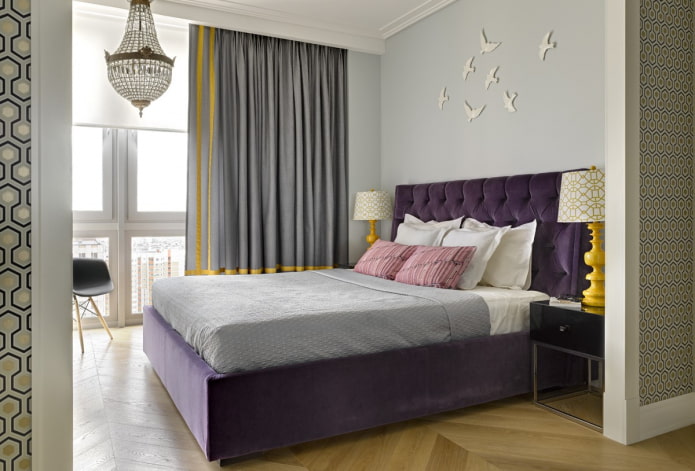 paars bed in het slaapkamerinterieur