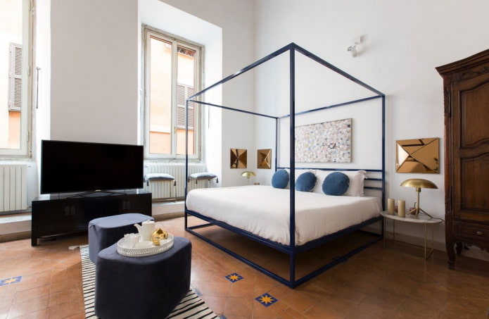 blauw bed in het slaapkamerinterieur