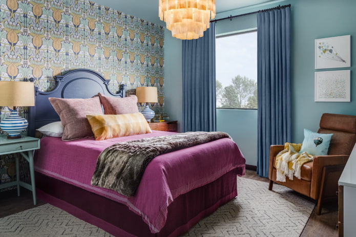 blauw bed in het slaapkamerinterieur