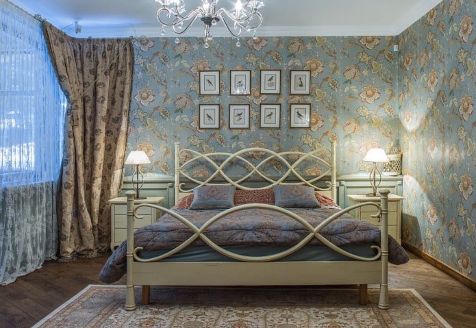 beige bed in het interieur van de slaapkamer