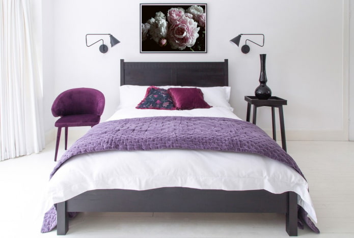 wenge-kleurig bed in het slaapkamerinterieur
