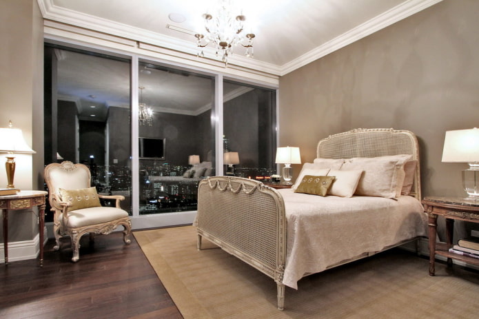 beige bed in het interieur van de slaapkamer