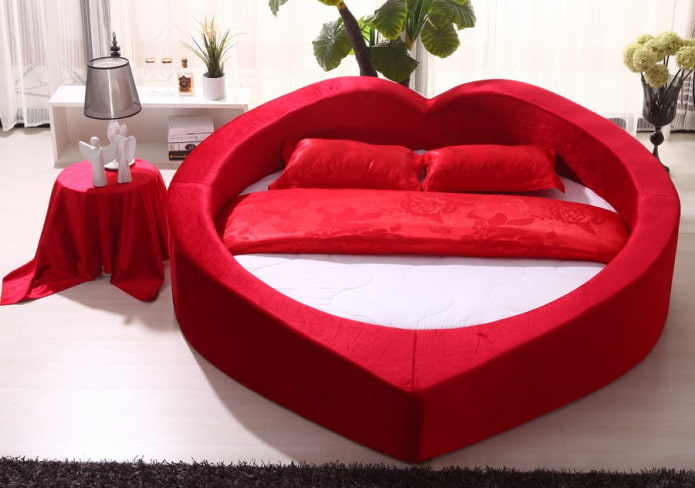 krullend bed in het interieur van de slaapkamer