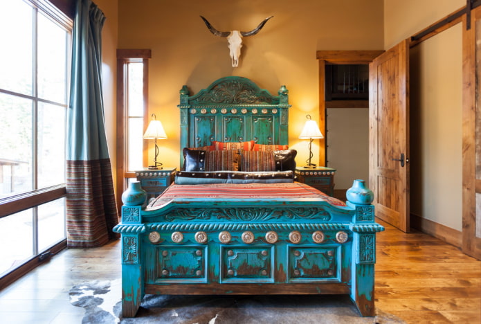 antiek bed in het slaapkamerinterieur