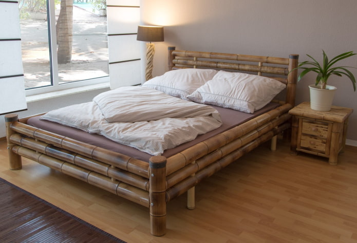 bamboe bed in het interieur van de slaapkamer