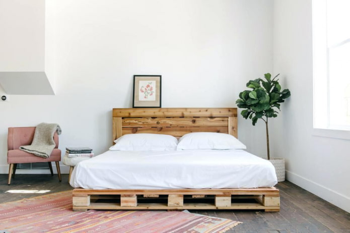 bed van pallets in het interieur van de slaapkamer