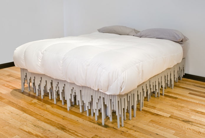 bed van plastic buizen in het interieur van de slaapkamer